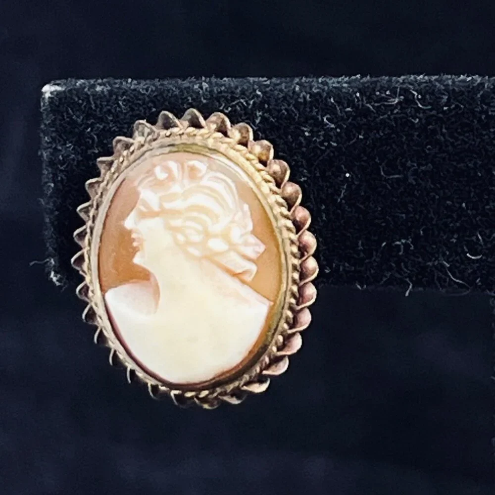 Vintage 1/20 12k GR Carved Shell Cameo Screw Back Earrings (5285) - Picture 2 of 8